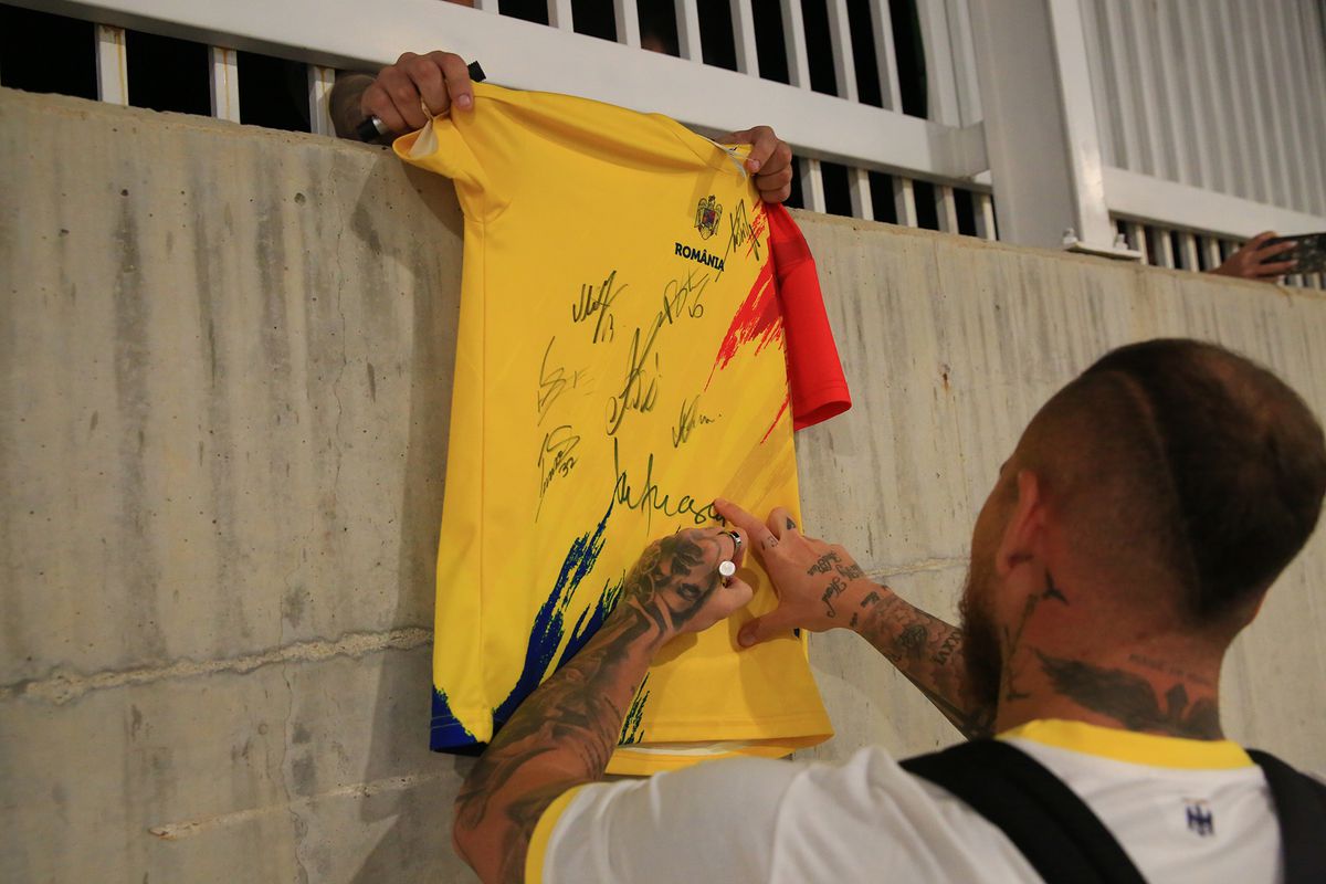 „Aliniați” la autografe » „Tricolorii”, așteptați în parcare după antrenamentul oficial: tricoul special pe care l-au semnat jucătorii FCSB-ului