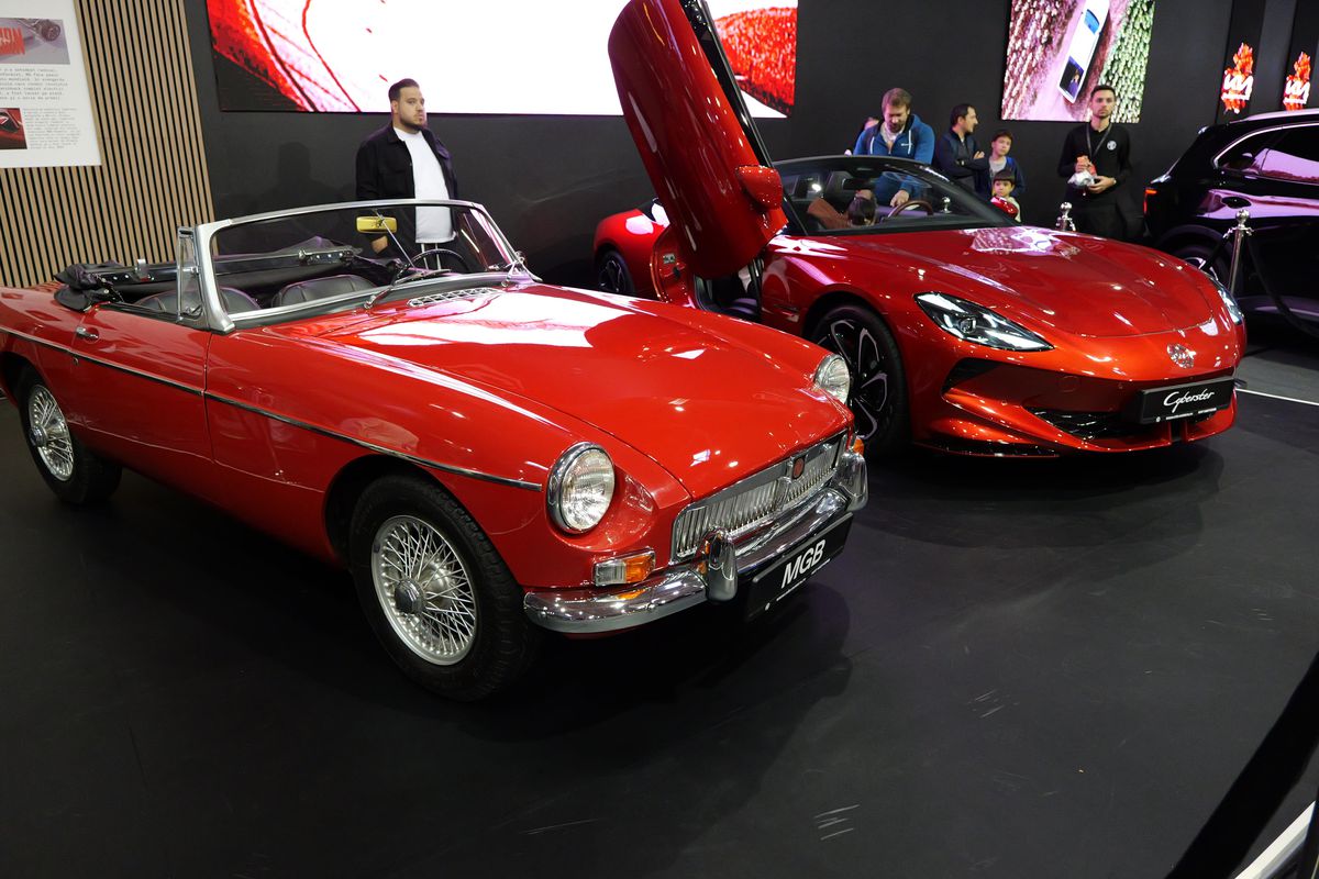 FCSB, jucători, Charalambous și MM Stoica, la Salonul Auto