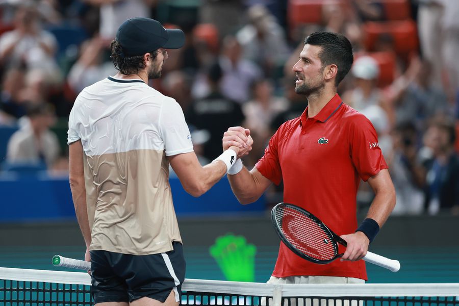 Novak Djokovic, învins în semifinale la Shanghai de problemele fizice și de un jucător venit din calificări