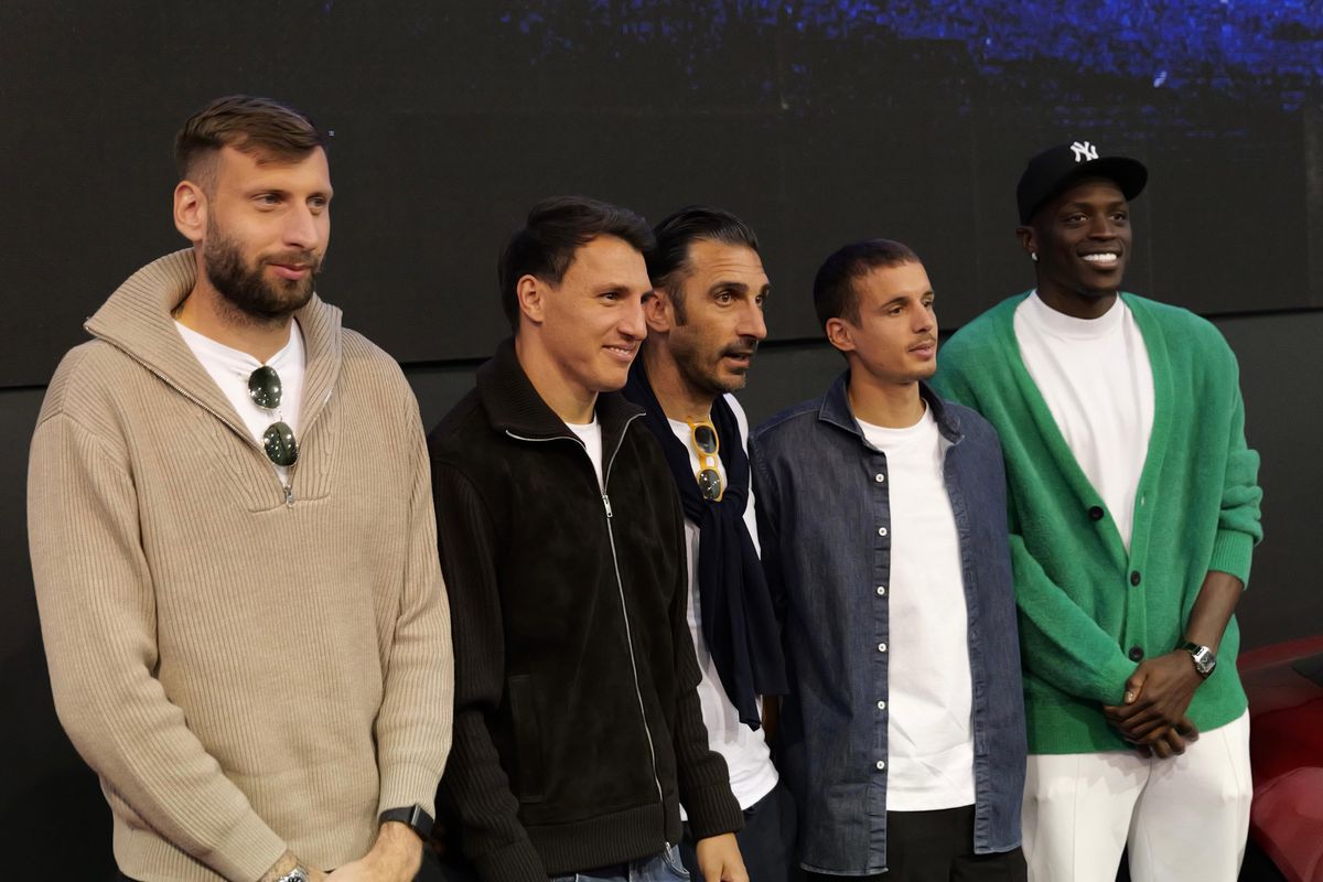 FCSB a „parcat” la Salonul Auto București » Întrebarea care i-a făcut pe toți să râdă