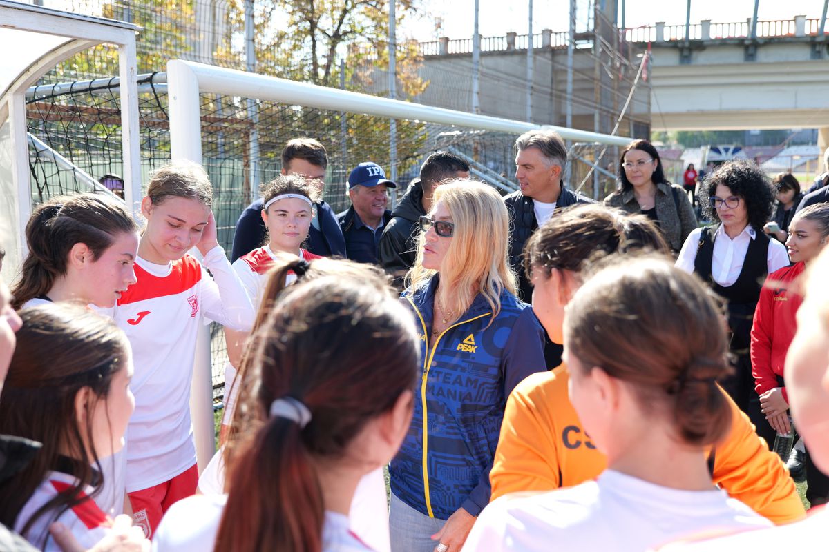 Imagini de aur la Complexul Sportiv Dinamo » Nadia Comăneci și David Popovici, față în față pentru viitorul sportului românesc: „Așa a făcut și Halep!”