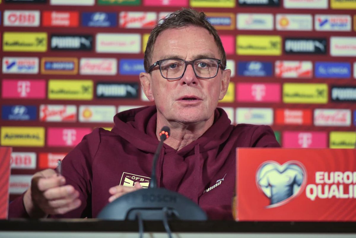 Ralf Rangnick, cu bicicleta specială în conferință la București