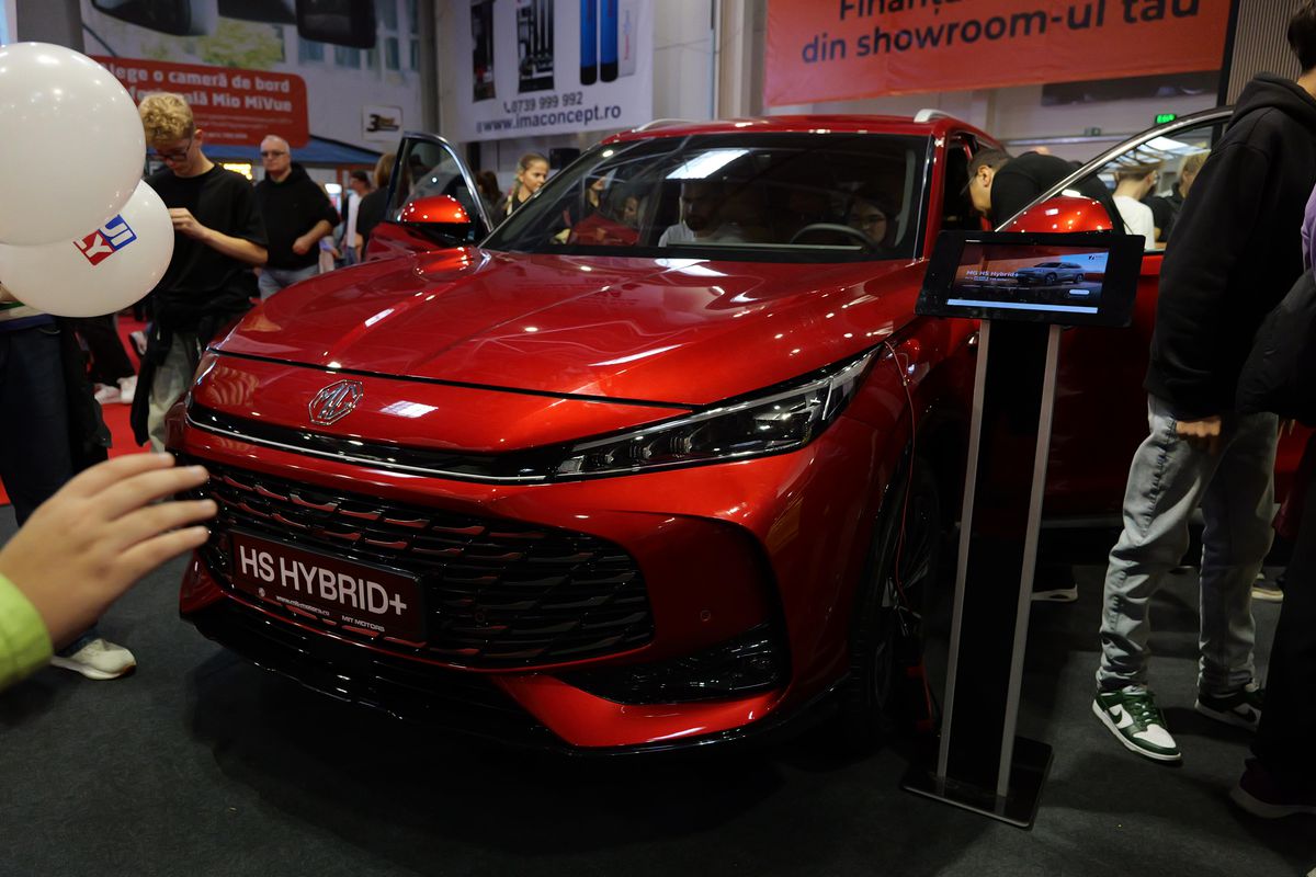 FCSB, jucători, Charalambous și MM Stoica, la Salonul Auto