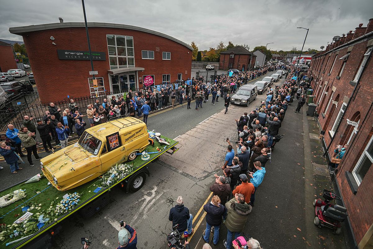 Imagini sfâșietoare la înmormântare: Wayne Rooney, în lacrimi » Multe nume mari au venit să-și ia adio