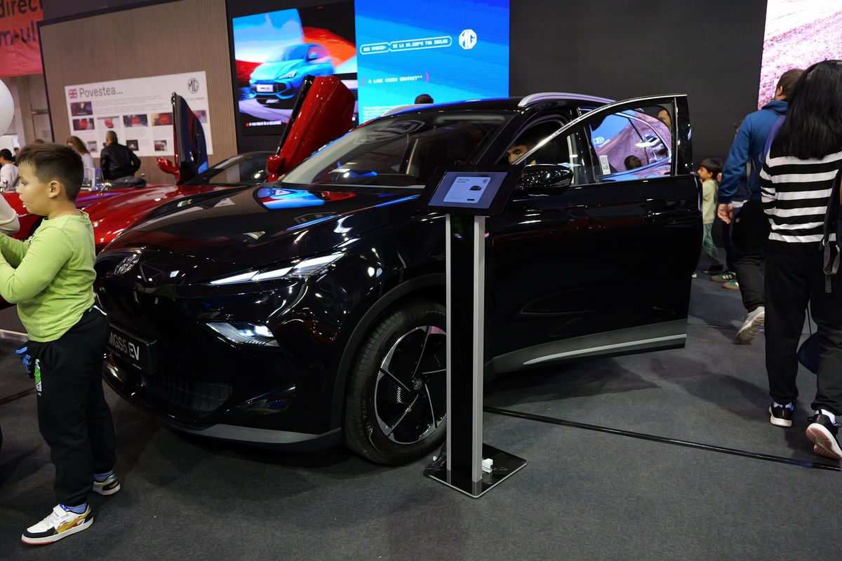 FCSB, jucători, Charalambous și MM Stoica, la Salonul Auto