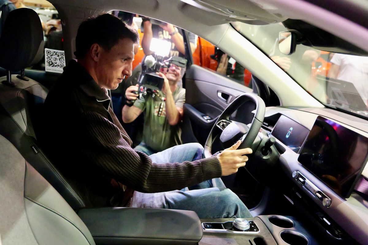 FCSB, jucători, Charalambous și MM Stoica, la Salonul Auto