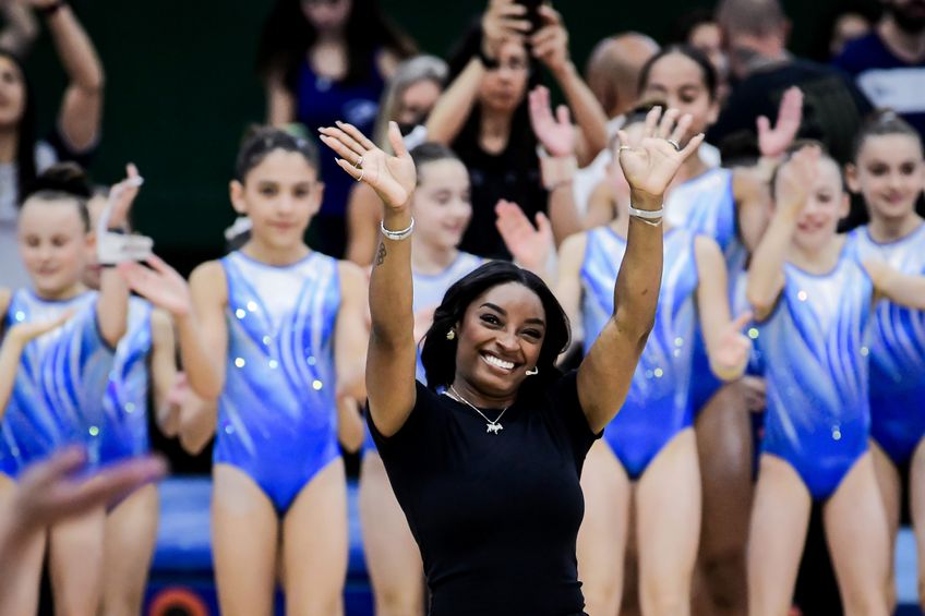 Simone Biles și micuțele gimnaste din Argentina FOTO Guliver/GettyImages
