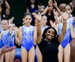 Simone Biles și micuțele gimnaste din Argentina FOTO Guliver/GettyImages