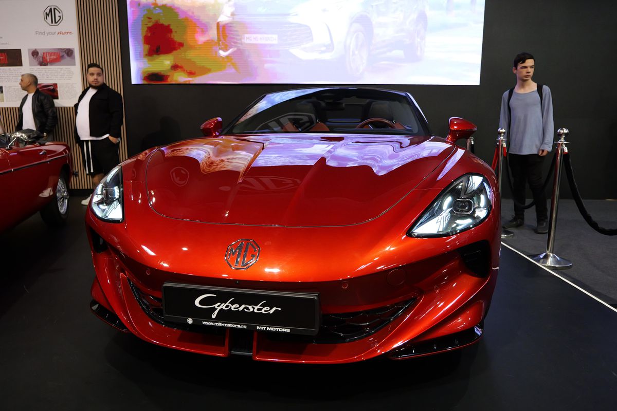 FCSB a „parcat” la Salonul Auto București » Întrebarea care i-a făcut pe toți să râdă