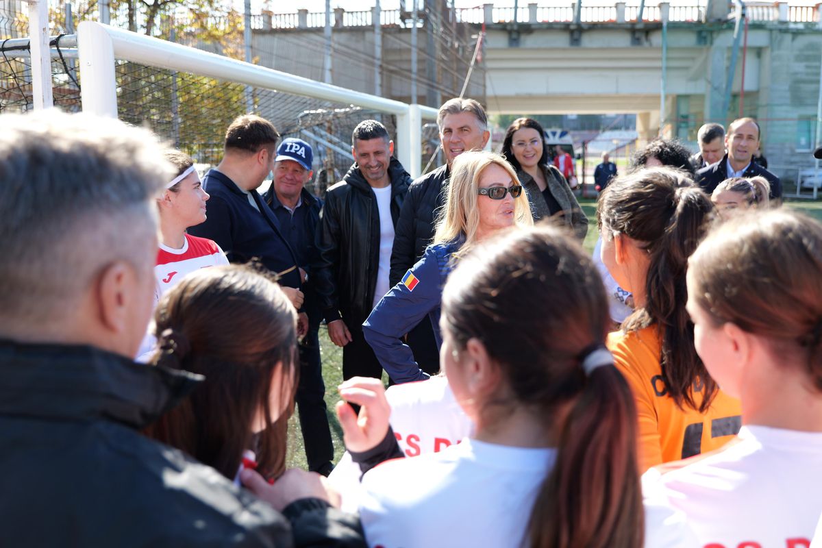 Imagini de aur la Complexul Sportiv Dinamo » Nadia Comăneci și David Popovici, față în față pentru viitorul sportului românesc: „Așa a făcut și Halep!”