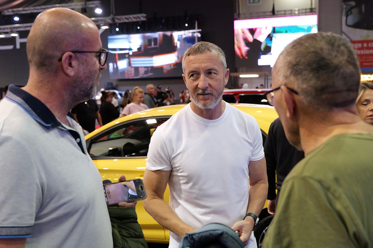 FCSB a „parcat” la Salonul Auto București » Întrebarea care i-a făcut pe toți să râdă