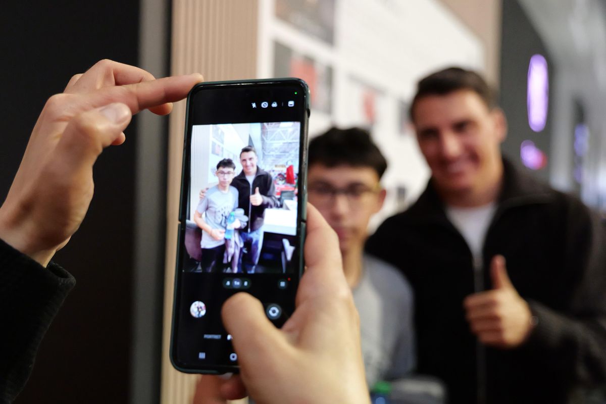 FCSB a „parcat” la Salonul Auto București » Întrebarea care i-a făcut pe toți să râdă