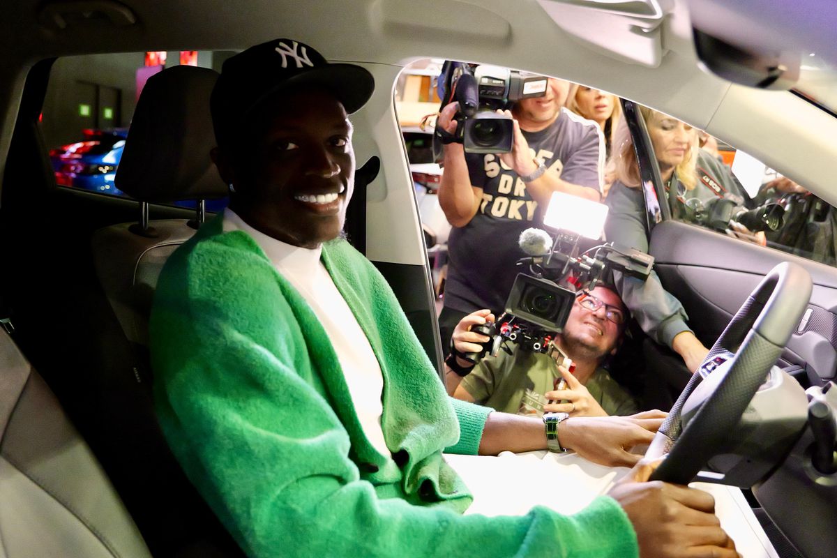 FCSB a „parcat” la Salonul Auto București » Întrebarea care i-a făcut pe toți să râdă