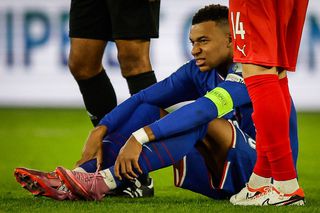 Alarmă cu Kylian Mbappe! » Căpitanul a părăsit lotul naționalei Franței