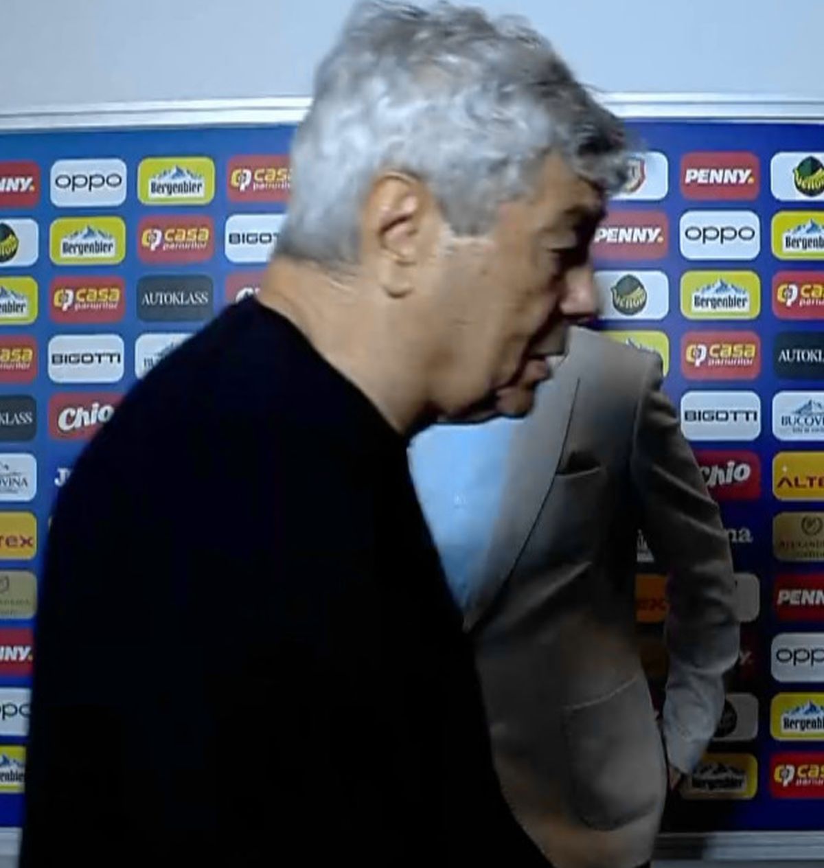 Momentul în care Mircea Lucescu își pierde controlul și trece la jigniri și șantaj: „Voi cine sunteți? Un dobitoc. Afară!”