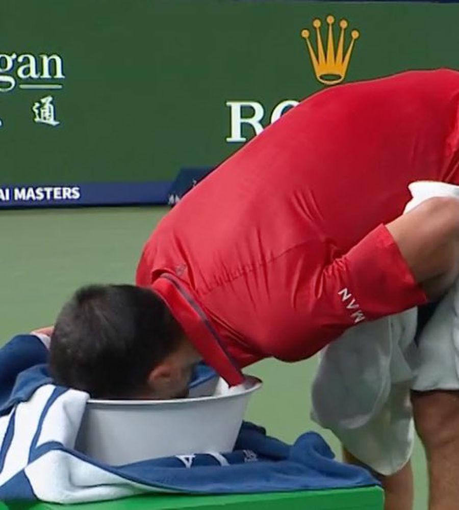 Novak Djokovic, învins în semifinale la Shanghai de problemele fizice și de un jucător venit din calificări