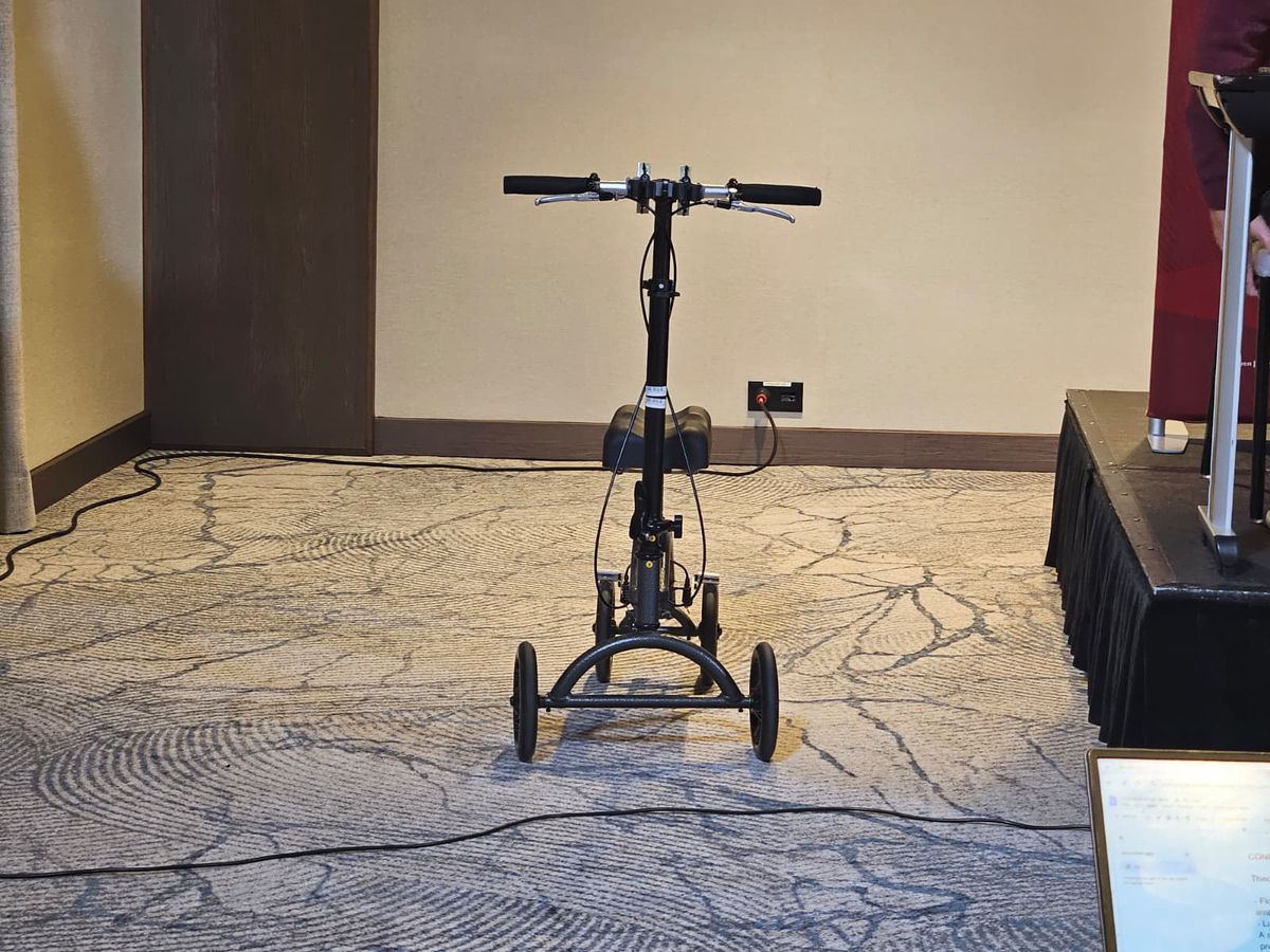 Selecționerul Austriei a venit cu bicicleta specială în conferință, apoi a numit cei mai periculoși 2 fotbaliști „tricolori”: „Rapizi și tehnici!”