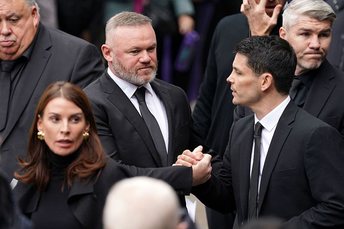 Imagini sfâșietoare la înmormântare: Wayne Rooney, în lacrimi » Multe nume mari au venit să-și ia adio