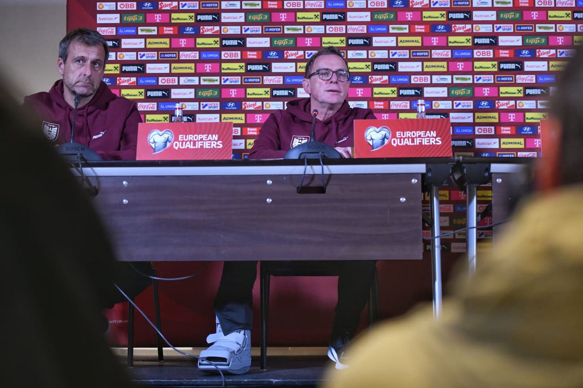 Ralf Rangnick, cu bicicleta specială în conferință la București