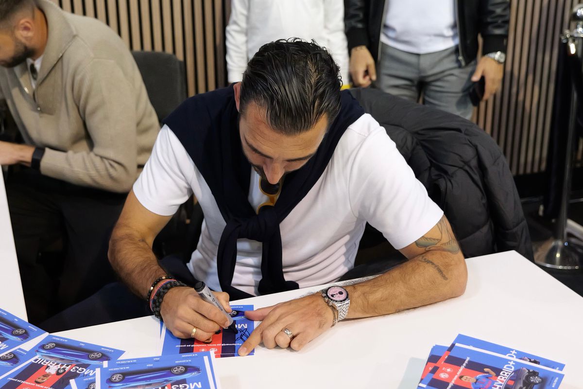 FCSB a „parcat” la Salonul Auto București » Întrebarea care i-a făcut pe toți să râdă