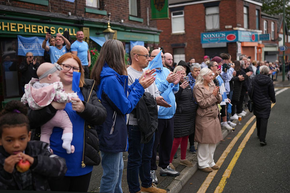 Imagini sfâșietoare la înmormântare: Wayne Rooney, în lacrimi » Multe nume mari au venit să-și ia adio