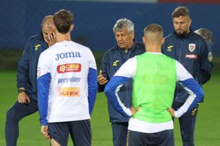 Situație curioasă la națională » Mircea Lucescu abia l-a anunțat indisponibil, însă doctorii și tatăl jucătorului îl contrazic!