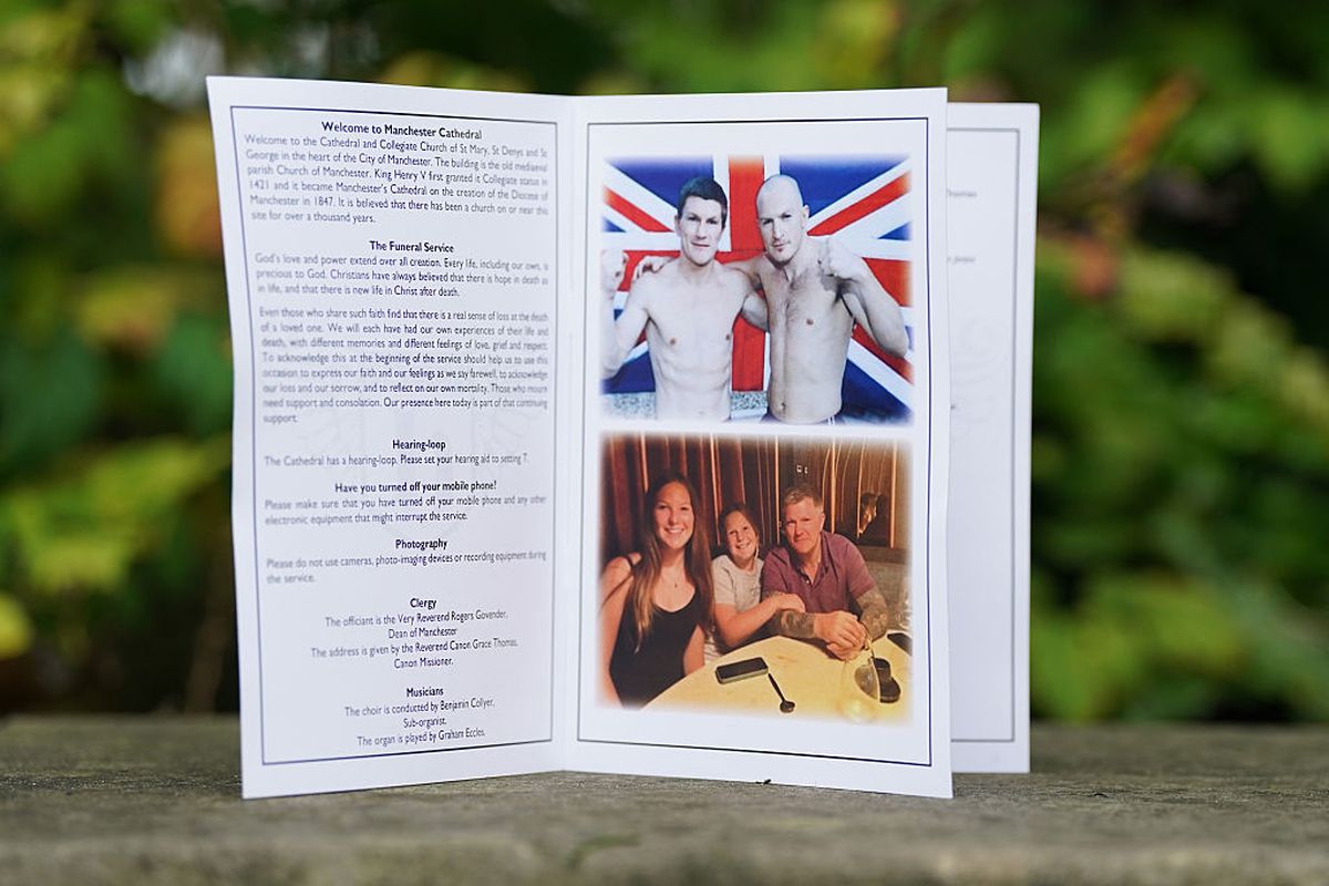 Imagini sfâșietoare la înmormântare: Wayne Rooney, în lacrimi » Multe nume mari au venit să-și ia adio