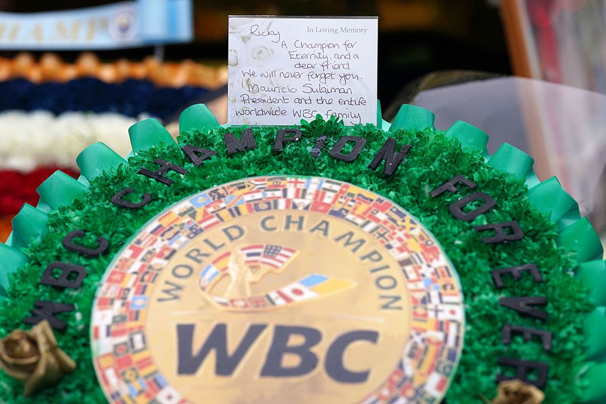 Imagini sfâșietoare la înmormântare: Wayne Rooney, în lacrimi » Multe nume mari au venit să-și ia adio