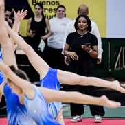 Simone Biles urmărindu-le micile gimnaste din Argentina FOTO Guliver/GettyImages