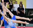 Simone Biles urmărindu-le micile gimnaste din Argentina FOTO Guliver/GettyImages