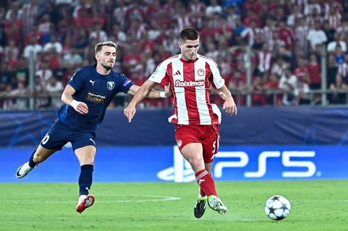 Vlad Dragomir (stânga) contra lui Olympiakos, în Liga Campionilor. Foto: Imago Images