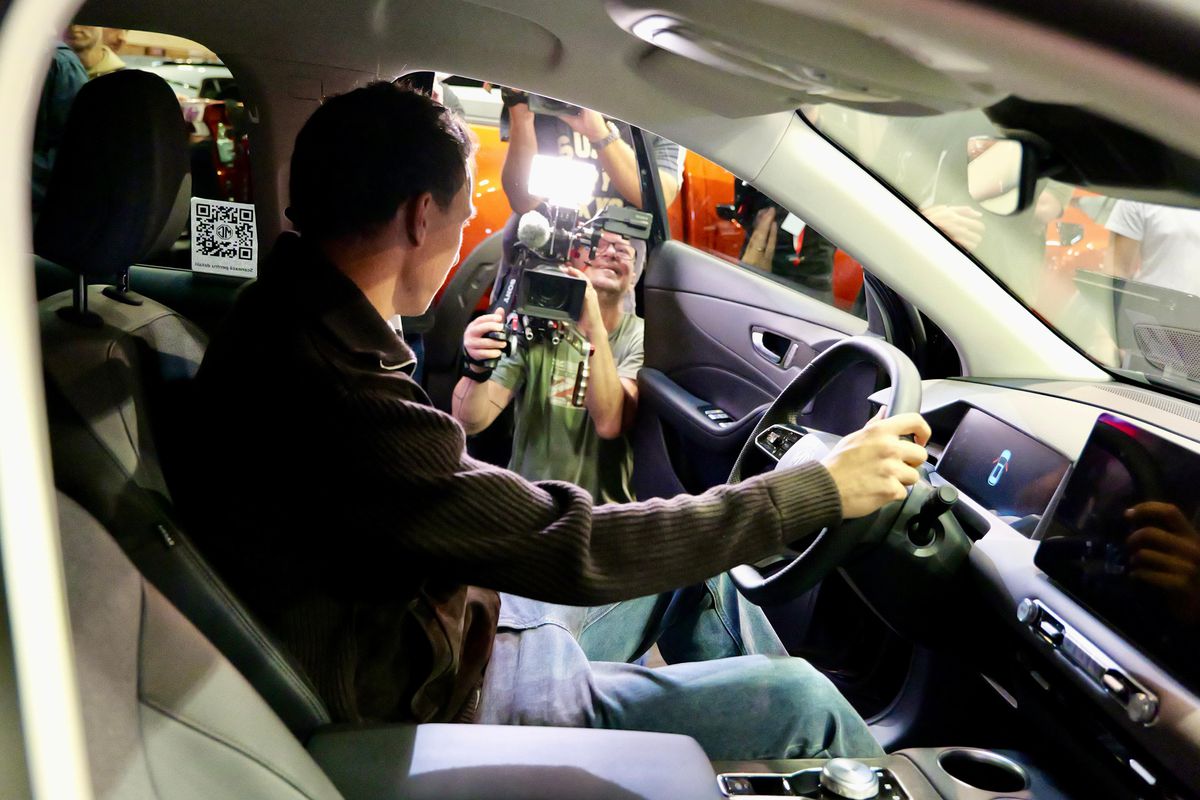 FCSB a „parcat” la Salonul Auto București » Întrebarea care i-a făcut pe toți să râdă