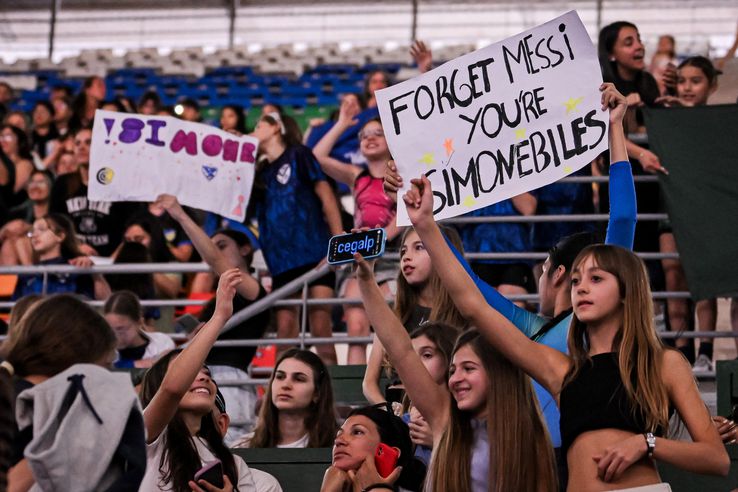 Fanii argentinieni au fost creativi la întâlnirea cu Simone Biles FOTO Guliver/GettyImages