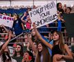 Fanii argentinieni au fost creativi la întâlnirea cu Simone Biles FOTO Guliver/GettyImages