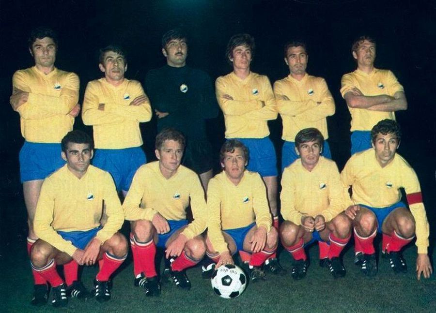 sus, de la stânga la dreapta: Lajos Sătmăreanu, Culae Lupescu, Rică Răducanu, Cornel Dinu, Mihai Mocanu, Radu Nunweiller. Jos: Alexandru Neagu, Flavius Domide, Florea Dumitrache, Liță Dumitru, Mircea Lucescu A murit Flavius Domide, cel mai mare jucător din istoria clubului UTA » Om al recordurilor, cu aceeași soartă ca Dobrin! În 2020, povestea pentru GSP de ce a fost ignorat în Mexic '70: „Mai e ceva de spus?”