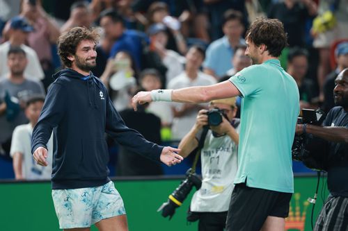 Valentin Vacherot și Arthur Rinderknech sărbătorind calificarea celui de-al doilea în finală la Shanghai Foto: Guliver/GettyImages