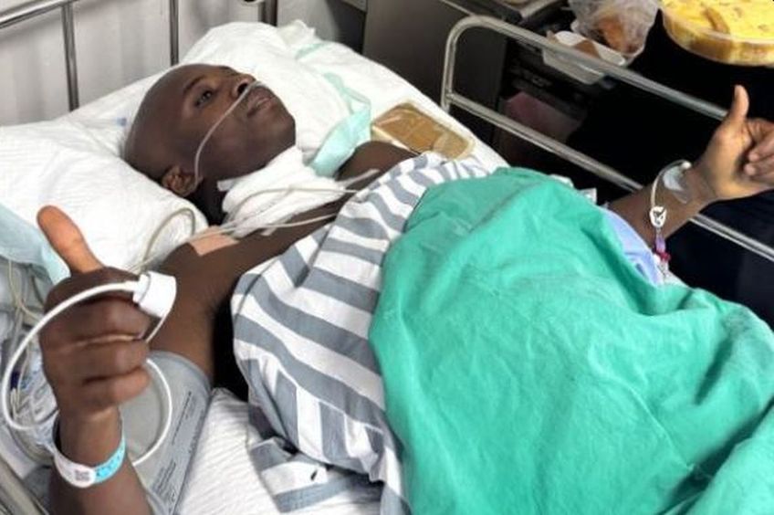 Samuel Asamoah, gesticulând optimist pe patul de spital / sursă foto: resource.ttplus.cn