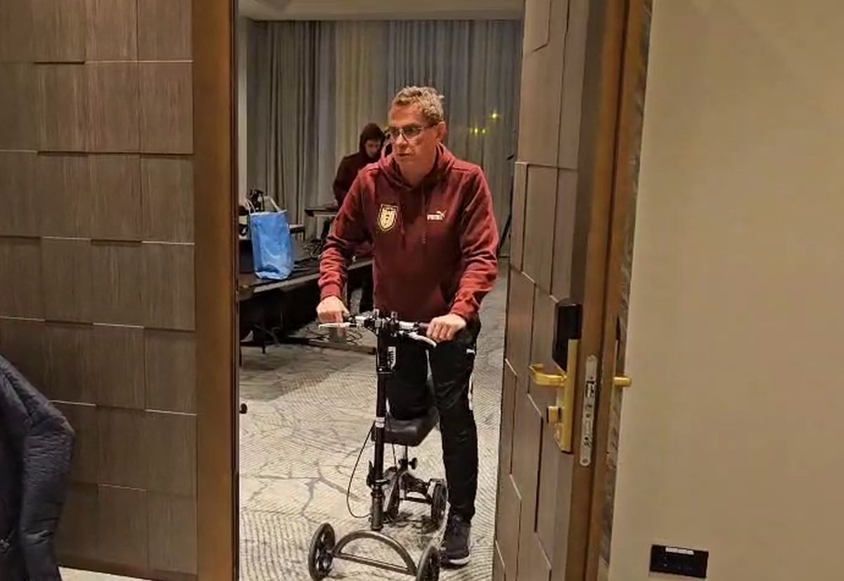 Ralf Rangnick, cu bicicleta specială în conferință la București