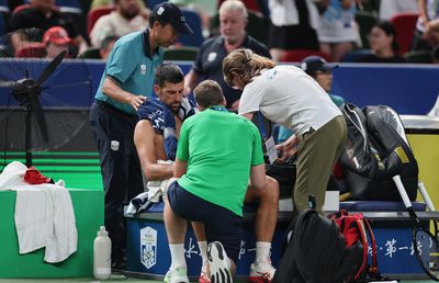 Novak Djokovic, învins în semifinale la Shanghai de problemele fizice și de un jucător venit din calificări