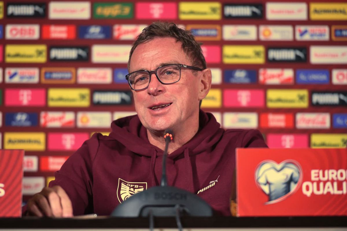 Selecționerul Austriei a venit cu bicicleta specială în conferință, apoi a numit cei mai periculoși 2 fotbaliști „tricolori”: „Rapizi și tehnici!”