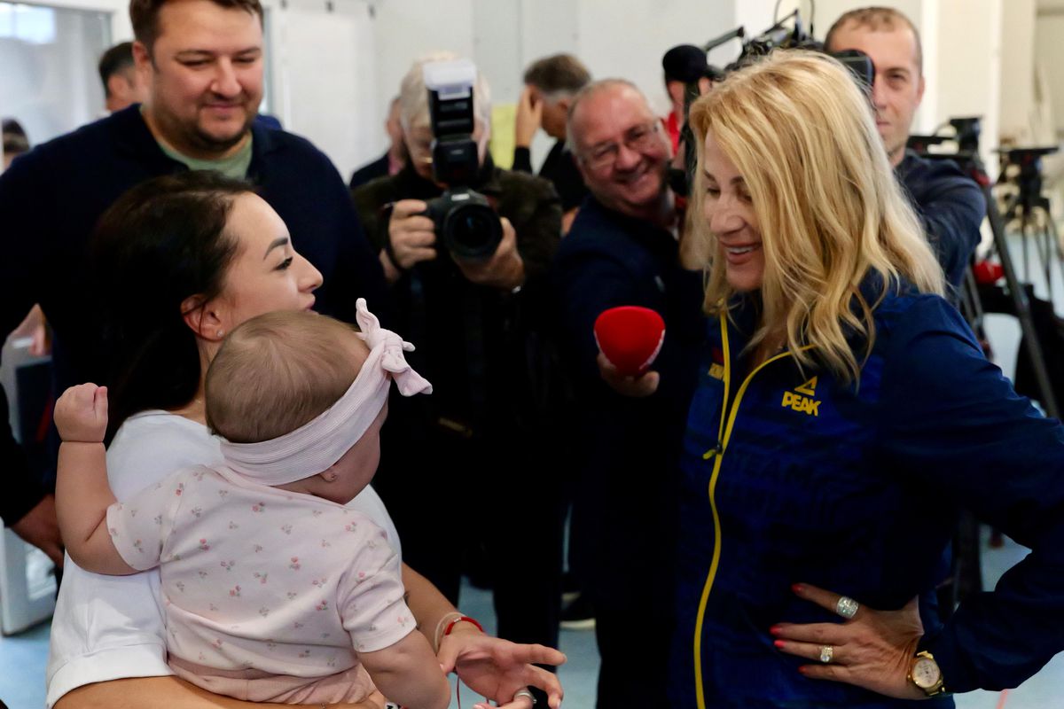 Imagini de aur la Complexul Sportiv Dinamo » Nadia Comăneci și David Popovici, față în față pentru viitorul sportului românesc: „Așa a făcut și Halep!”