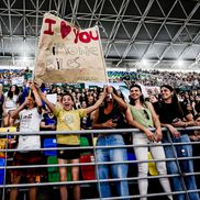 Fanii argentinieni au fost creativi la întâlnirea cu Simone Biles  FOTO Guliver/GettyImages