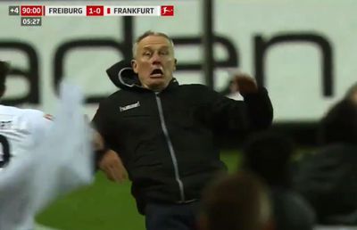 FREIBURG - FRANKFURT 1-0 // VIDEO Imaginile anului vin din Bundesliga » Antrenorul Christian Streich a fost LOVIT VIOLENT de căpitanul advers!