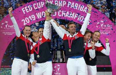 FED CUP // Căpitanul nejucător al Franței și-a rupt piciorul în timp ce sărbătorea titlul!