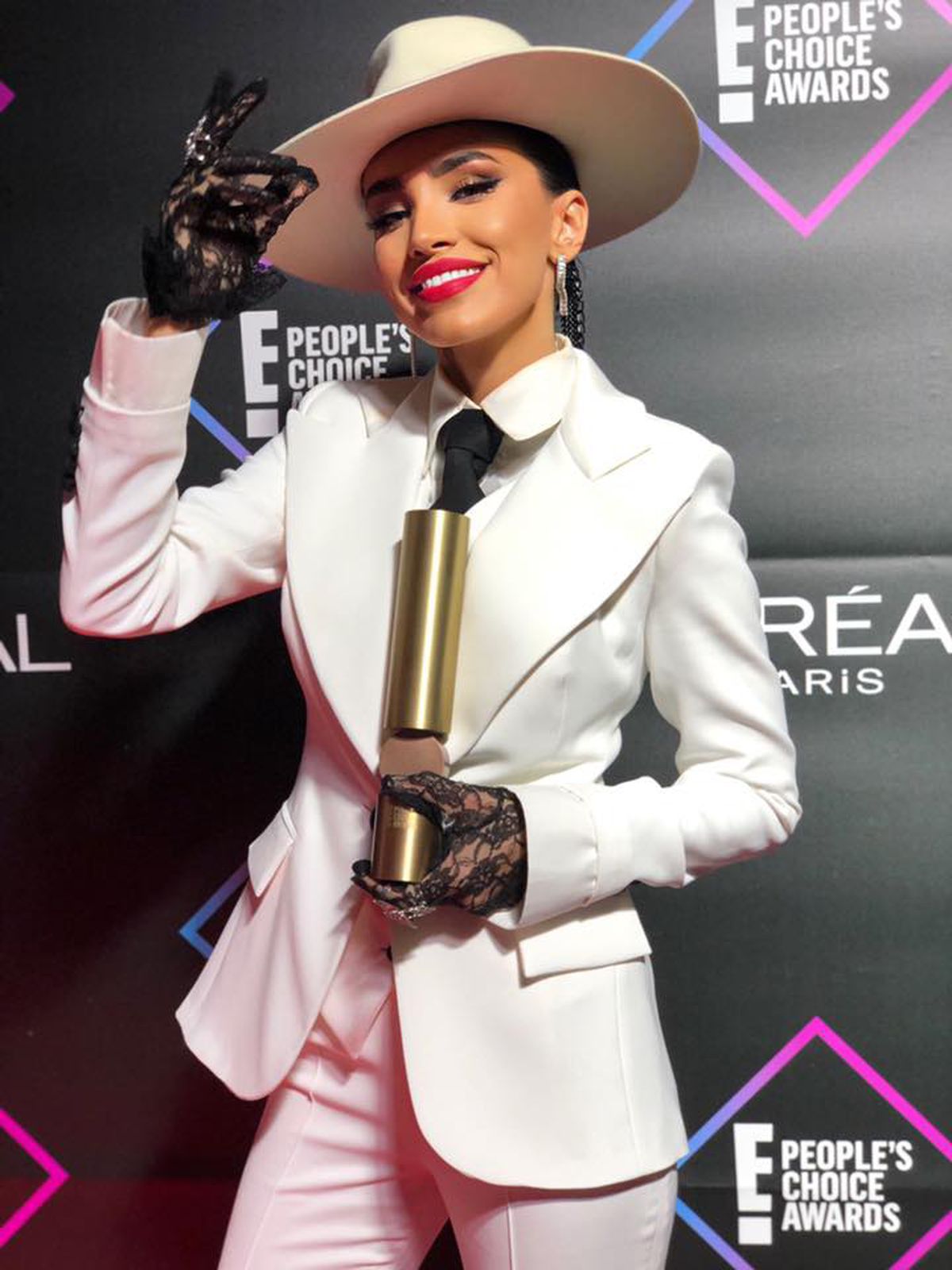 FOTO Adelina Pestrițu, selfie de peste 100.000 de like-uri cu Kim Kardashian » Românca a fost premiată la People's Choice Awards