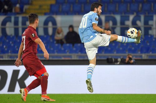 Luis Alberto (albastru), în acțiune în Lazio - CFR Cluj 1-0 // foto: Guliver/gettyimages