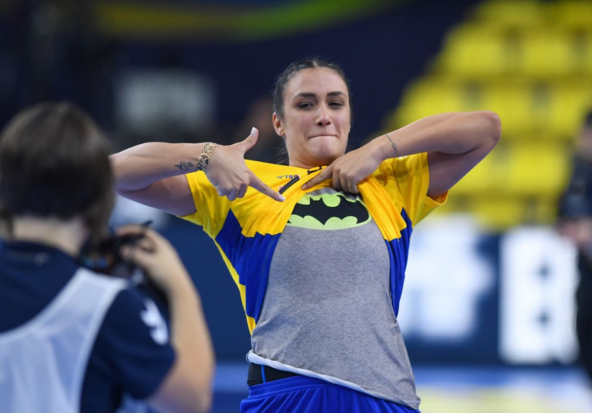 NEBUNIE totală pe teren după victoria României cu Spania! Imagini de senzație cu „Batgirl” Bazaliu, surprinse de fotoreporterul GSP