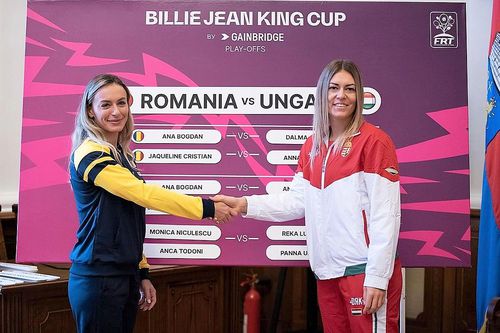 Ana Bogdan și Dalma Galfi dând mâna după tragerea la sorți de ieri. FOTO: FRT