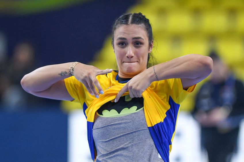 Bianca Bazaliu // România a învins-o pe Spania, 28-27, în primul meci din grupa principală II a Campionatului European de handbal feminin. Totuși, șansele „tricolorelor” la semifinale rămân mici