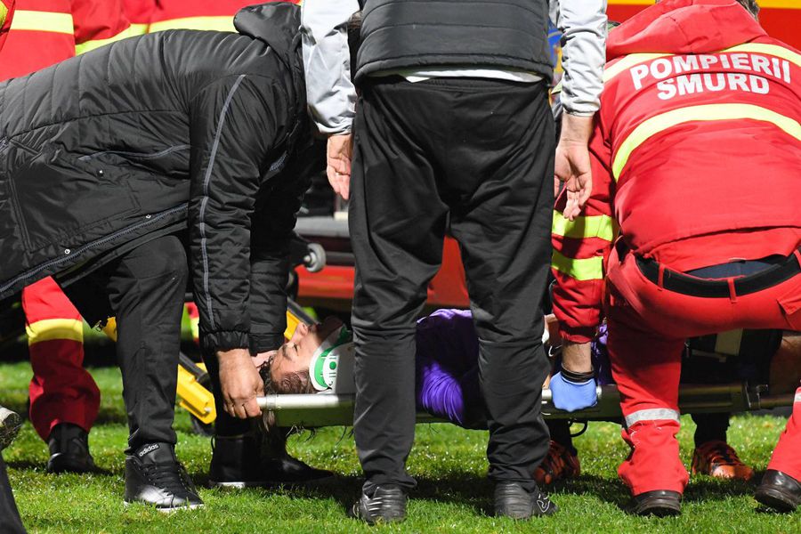 Miklos, a fost făcut KO de Mistrati, apoi a leșinat / foto: Imago Images Starea goalkeeper-ului făcut KO în Cupă: „Când am ajuns acasă, mama și prietena mea plângeau. Probabil că Hoban mi-a salvat viața”